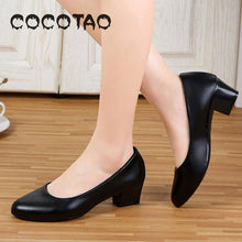 Load image into Gallery viewer, Black Stiletto Shoes Round-headed Middle-heeled 3cm